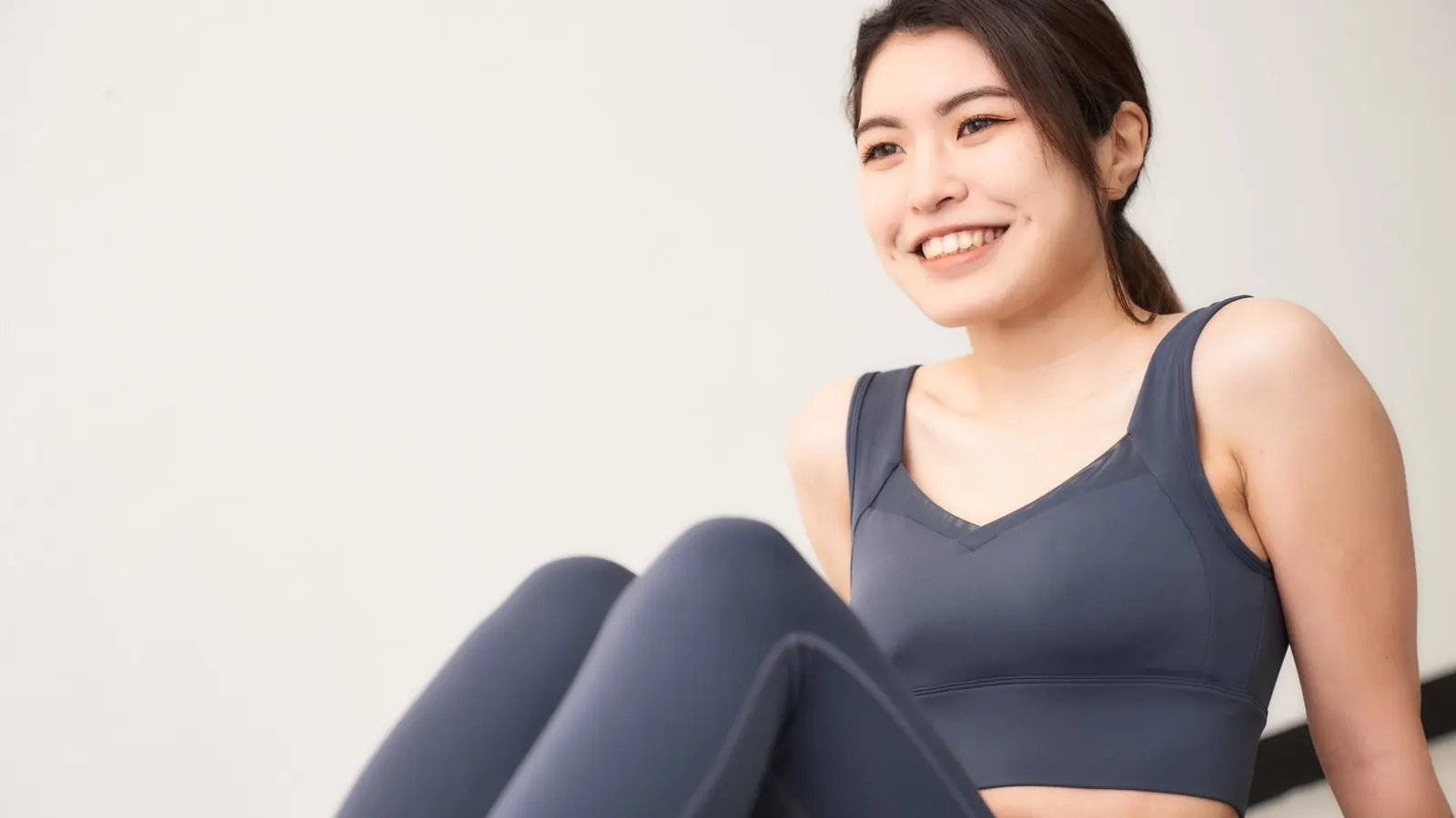 トレーニングを終えて笑顔で座っているお客様
